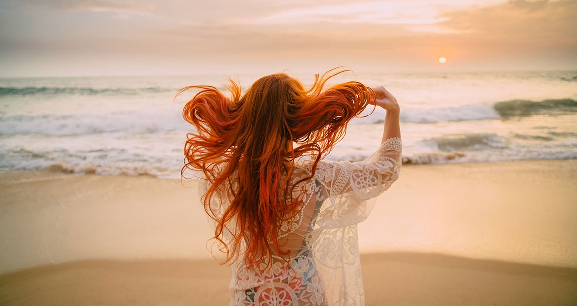 Modelo Ruiva Na Praia